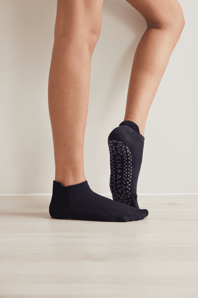 Essential Hi-Performance Grip Socks